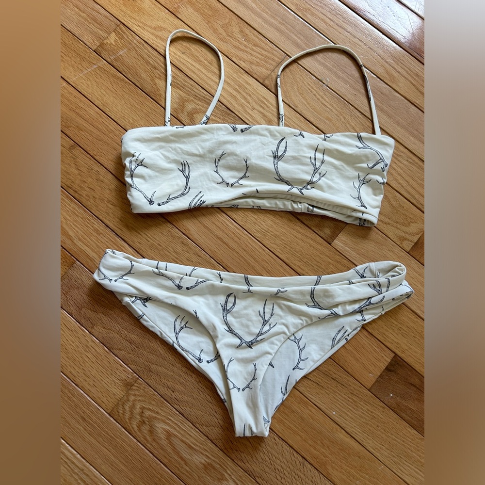 Like New - size Medium top and bottom boys and arrows  bikini